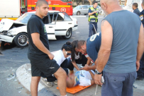 بالصور: إصابة ثلاثة أشخاص في حادث في شارع بن تسفي في يافا